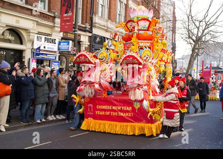 Sfilata del capodanno cinese per le strade di Londra. Persone in costumi colorati che si divertono a celebrare l'anno del serpente. Londra - 2 febbraio Foto Stock