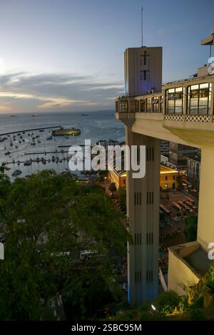 Vista dell'ascensore Lacerda con splendido tramonto a Salvador, Bahia, Brasile. Foto Stock