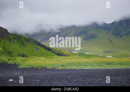 Vista panoramica della spiaggia di sabbia nera di Vikurfjara a Vik nell'Islanda meridionale Foto Stock