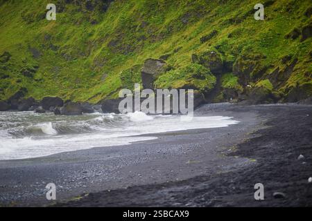 Vista panoramica della spiaggia di sabbia nera di Vikurfjara a Vik nell'Islanda meridionale Foto Stock