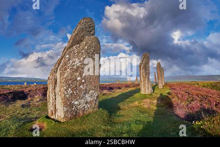 La foto dell'anello di Brodgar (dal 2.500 al 2.000 a.C. circa) è un henge neolitico e un cerchio di pietra o henge, il più grande e più raffinato cerchio di pietra in Foto Stock