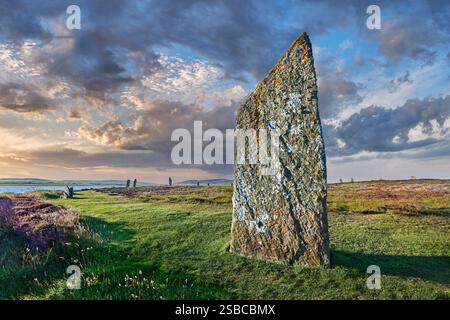 La foto dell'anello di Brodgar (dal 2.500 al 2.000 a.C. circa) è un henge neolitico e un cerchio di pietra o henge, il più grande e più raffinato cerchio di pietra in Foto Stock