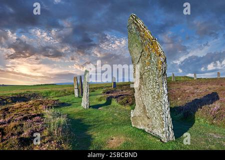 La foto dell'anello di Brodgar (dal 2.500 al 2.000 a.C. circa) è un henge neolitico e un cerchio di pietra o henge, il più grande e più raffinato cerchio di pietra in Foto Stock