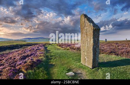 La foto dell'anello di Brodgar (dal 2.500 al 2.000 a.C. circa) è un henge neolitico e un cerchio di pietra o henge, il più grande e più raffinato cerchio di pietra in Foto Stock