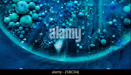 Vernice a goccia d'olio. Fluido colorato. Gli strati di flusso ART le bolle colorano le piccole particelle. Sfondo astratto liquido blu turchese polvere mistica. Foto Stock