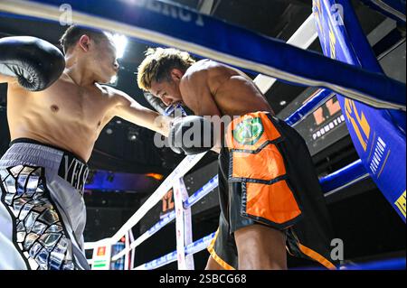 Bangkok, Thailandia. 1 febbraio 2025. Yelshat Nikhemttolla (L) del Kazakistan e Flasidus Nuna (R) dell'Indonesia si impegnano in uno scambio acceso durante il loro incontro per il campionato WBA Asia 118 lb. Yelshat Nikhemttolla del Kazakistan ha conquistato una spettacolare vittoria per KO contro Flasidus Nuna dell'Indonesia per vincere il campionato WBA Asia 118 lb in un emozionante incontro di 10 round. La lotta ad alta posta in gioco, tenuta a Bangkok, ha messo in mostra il potere e la precisione di Nikhemttolla, consolidando la sua posizione nella scena della boxe. Credito: SOPA Images Limited/Alamy Live News Foto Stock