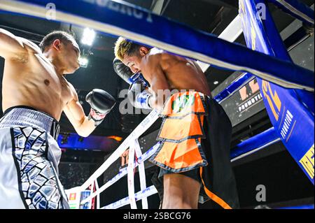 Bangkok, Thailandia. 1 febbraio 2025. Yelshat Nikhemttolla (L) del Kazakistan e Flasidus Nuna (R) dell'Indonesia si impegnano in uno scambio acceso durante il loro incontro per il campionato WBA Asia 118 lb. Yelshat Nikhemttolla del Kazakistan ha conquistato una spettacolare vittoria per KO contro Flasidus Nuna dell'Indonesia per vincere il campionato WBA Asia 118 lb in un emozionante incontro di 10 round. La lotta ad alta posta in gioco, tenuta a Bangkok, ha messo in mostra il potere e la precisione di Nikhemttolla, consolidando la sua posizione nella scena della boxe. Credito: SOPA Images Limited/Alamy Live News Foto Stock