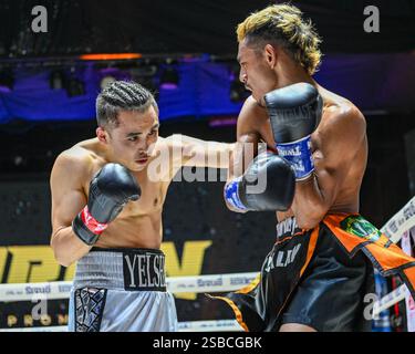 Bangkok, Thailandia. 1 febbraio 2025. Yelshat Nikhemttolla (L) del Kazakistan e Flasidus Nuna (R) dell'Indonesia si impegnano in uno scambio acceso durante il loro incontro per il campionato WBA Asia 118 lb. Yelshat Nikhemttolla del Kazakistan ha conquistato una spettacolare vittoria per KO contro Flasidus Nuna dell'Indonesia per vincere il campionato WBA Asia 118 lb in un emozionante incontro di 10 round. La lotta ad alta posta in gioco, tenuta a Bangkok, ha messo in mostra il potere e la precisione di Nikhemttolla, consolidando la sua posizione nella scena della boxe. Credito: SOPA Images Limited/Alamy Live News Foto Stock