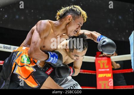 Bangkok, Thailandia. 1 febbraio 2025. Yelshat Nikhemttolla (R) del Kazakistan e Flasidus Nuna (L) dell'Indonesia si impegnano in uno scambio acceso durante il loro incontro per il campionato WBA Asia 118 lb. Yelshat Nikhemttolla del Kazakistan ha conquistato una spettacolare vittoria per KO contro Flasidus Nuna dell'Indonesia per vincere il campionato WBA Asia 118 lb in un emozionante incontro di 10 round. La lotta ad alta posta in gioco, tenuta a Bangkok, ha messo in mostra il potere e la precisione di Nikhemttolla, consolidando la sua posizione nella scena della boxe. Credito: SOPA Images Limited/Alamy Live News Foto Stock
