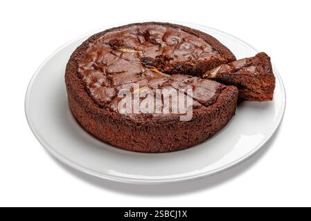 Pan di Spagna al cioccolato con fetta su piatto bianco isolato su bianco con percorso di ritaglio incluso Foto Stock
