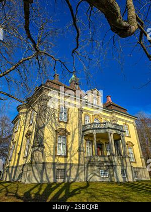 Vista dell'elegante villa Rauenstein Castle, costruita nello stile neo-barocco. Uberlingen, Germania Foto Stock