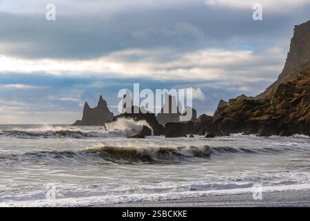 Vikurfjara Black Sand Beach vicino a Vik, sull'isola dell'Islanda, nell'Atlantico settentrionale Foto Stock