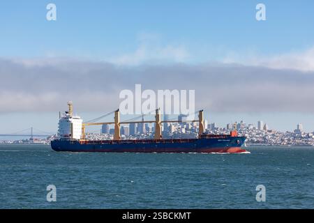 La nave da carico vuota attraversa sotto un mucchio di nebbia lasciando la baia di San Francisco Foto Stock