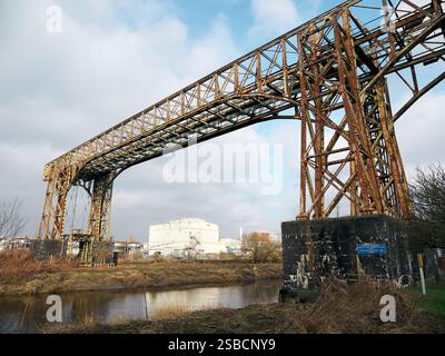 Warrington Transporter. Rustico ponte di ferro che torreggia su di un tranquillo ambiente lungo il fiume. Foto Stock