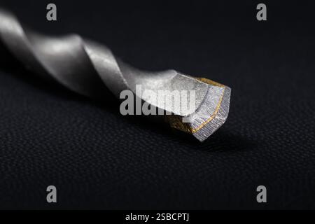 Frammento di un trapano per calcestruzzo con punta in carburo saldato. Fotografia macro Foto Stock