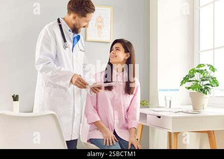 Consultazione medica medico affronta le domande di salute della donna importanza di auto-cura. Come il medico impartisce conoscenze e consigli il medico esemplifica Foto Stock