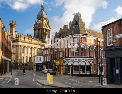 Great George Street con il municipio di Leeds, Leeds, West Yorkshire Foto Stock