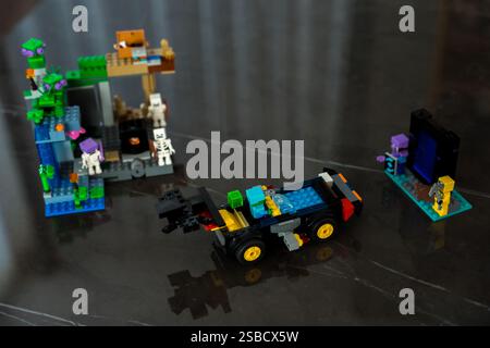 Praga, repubblica Ceca - 11 agosto 2024: Blocchi e modelli LEGO colorati Foto Stock
