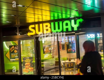 Ladengeschäft mit dem Logo der fastfood-Kette Subway. // 31.01.2025: Stoccarda, Baden-Württemberg, Deutschland. *** Negozio con il logo della catena di fast food Subway 31 01 2025 Stoccarda, Baden Württemberg, Germania Foto Stock