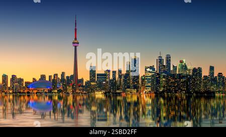 Skyline di Toronto al tramonto, Toronto, Canada Foto Stock