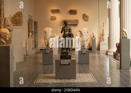 Varie sculture e manufatti esposti nelle gallerie greche e romane sono aperti nel 2007 al Metropolitan Museum of Art di New York. La figura centrale è una "Statua di bronzo di un ragazzo aristocratico". Romano, periodo Augusto 27 a.C.-14 d.C. Foto Stock