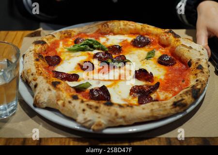 Deliziosa pizza italiana al peperoni alla pizzeria italiana Foto Stock