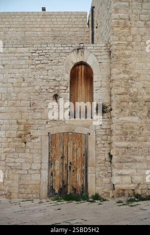 Una porta senza scale sopra un'altra porta nelle mura del Castello Normanno-Hohenstaufen a Sannicandro di Bari, Puglia, Italia Foto Stock