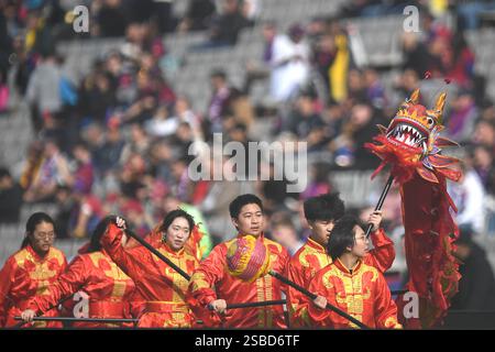 Barcellona, ESP. 2 febbraio 2025. FC BARCELONA VS DEPORTIVO ALAVES. 2 febbraio 2025 celebrazione del capodanno cinese prima della partita tra FC Barcelona e Deportivo Alaves, corrispondente alla ventidue giorni di la Liga EA Sports allo Stadio Olimpico Lluis Companys di Montjuic a Barcellona, Spagna. Crediti: Rosdemora/Alamy Live News Foto Stock