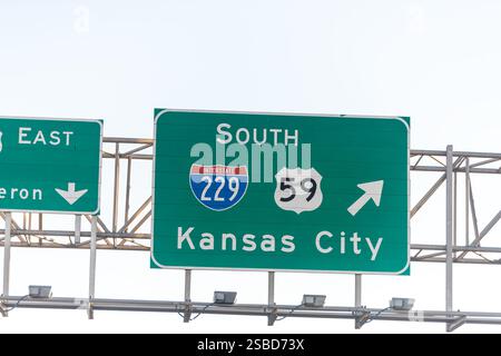 Indicazioni stradali verdi in Kansas sud per l'uscita della città sull'interstate 229 sud e est contro il cielo blu Foto Stock