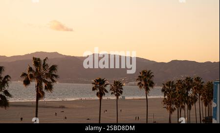 Uno splendido tramonto sulla spiaggia di Venice a Los Angeles, California, che si affaccia sulle montagne lontane. Foto Stock