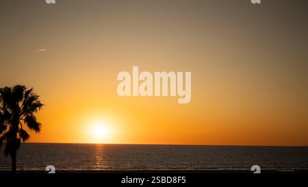 Uno splendido tramonto a Venice Beach, California, con il sole dorato che tramonta sull'Oceano Pacifico. Foto Stock