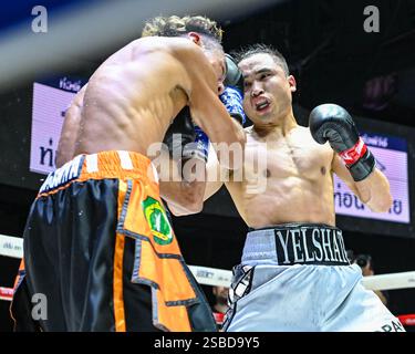 Bangkok, Thailandia. 1 febbraio 2025. Yelshat Nikhemttolla (R) del Kazakistan e Flasidus Nuna (L) dell'Indonesia si impegnano in uno scambio acceso durante il loro incontro per il campionato WBA Asia 118 lb. Yelshat Nikhemttolla del Kazakistan ha conquistato una spettacolare vittoria per KO contro Flasidus Nuna dell'Indonesia per vincere il campionato WBA Asia 118 lb in un emozionante incontro di 10 round. La lotta ad alta posta in gioco, tenuta a Bangkok, ha messo in mostra il potere e la precisione di Nikhemttolla, consolidando la sua posizione nella scena della boxe. Credito: SOPA Images Limited/Alamy Live News Foto Stock