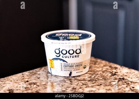 Avon, USA - 26 gennaio 2023: Formaggio cottage di Good Culture in contenitore di plastica, primo piano di prodotti lattiero-caseari da latte intero Foto Stock