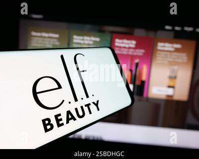 2 febbraio 2025: Stoccarda, Germania - 11-06-2024: Smartphone con logo dell'azienda cosmetica americana e.l.f. Beauty Inc. Sullo schermo di fronte al sito web aziendale. Messa a fuoco al centro del display del telefono. (Credit Image: © SOPA Images via ZUMA Press Wire) SOLO PER USO EDITORIALE! Non per USO commerciale! Foto Stock