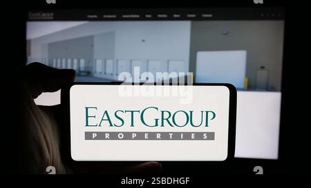 Germania. 6 novembre 2024. In questa immagine, una persona ha in mano un cellulare con il logo della società REIT statunitense EastGroup Properties Inc. Sullo schermo di fronte alla pagina Web aziendale. (Immagine di credito: © Timon Schneider/SOPA Images via ZUMA Press Wire) SOLO PER USO EDITORIALE! Non per USO commerciale! Foto Stock