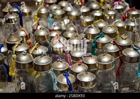 Bicchieri da tè colorati esposti in un negozio di souvenir a Marrakech. Foto Stock