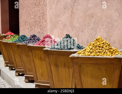 Diversi bozzoli essiccati per aromaterapia e tè esposti in zouk a Marrakech Foto Stock
