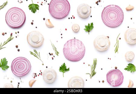 Funghi freschi con prezzemolo, grani di pepe e fette di cipolla viola Foto Stock