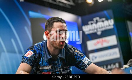 MK Arena, Milton Keynes, Regno Unito. 2 febbraio 2025. 2025 PDC Winmau Darts Masters 4° giorno; Luke Humphries gioca con la folla crediti: Action Plus Sports/Alamy Live News Foto Stock