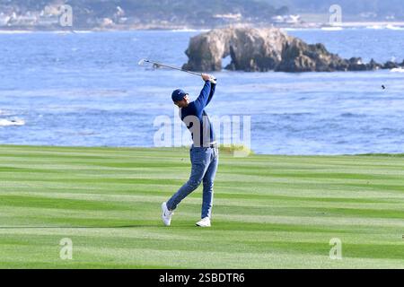 Pebble Beach, California, Stati Uniti. 2 febbraio 2025. Rory McIlroy è visto sul fairway a 18 buche dopo l'ultimo round dell'AT&T Pebble Beach Pro-AM 2025 al Pebble Beach Golf Links il 2 febbraio 2025 a Pebble Beach, California. Rory McIlroy dell'Irlanda del Nord ha segnato il suo primo evento dell'anno del PGA Tour con un'impressionante vittoria a due colpi al Pebble Beach Pro-Am. Il 35enne finì con un 6-Under 66 a vincere su 21 under par, la sua 27esima vittoria nel PGA Tour - e prima sull'iconico campo della California. Foto: Casey Flanigan/imageSPACE (Credit Image: © Flanigan/ImageSpace via ZUMA Press) EDIT CR Foto Stock