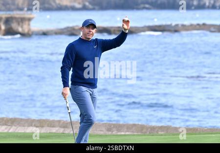 Pebble Beach, California, Stati Uniti. 2 febbraio 2025. Rory McIlroy è visto sul fairway a 18 buche dopo l'ultimo round dell'AT&T Pebble Beach Pro-AM 2025 al Pebble Beach Golf Links il 2 febbraio 2025 a Pebble Beach, California. Rory McIlroy dell'Irlanda del Nord ha segnato il suo primo evento dell'anno del PGA Tour con un'impressionante vittoria a due colpi al Pebble Beach Pro-Am. Il 35enne finì con un 6-Under 66 a vincere su 21 under par, la sua 27esima vittoria nel PGA Tour - e prima sull'iconico campo della California. Foto: Casey Flanigan/imageSPACE (Credit Image: © Flanigan/ImageSpace via ZUMA Press) EDIT CR Foto Stock