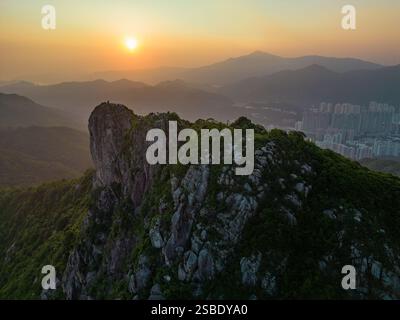 Vista aerea della Collina di Lion Rock a Hong Kong al tramonto Foto Stock