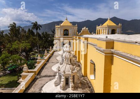 Vista dal tetto della Chiesa e del Convento di la Merced, Antigua, Guatemala Foto Stock