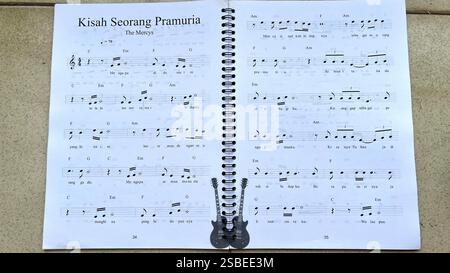 Quaderno musicale scritto a mano con notazione musicale, accordi e testi di canzoni Foto Stock