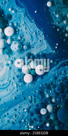 Liquido ART. Superficie frizzante. Gel di vernice rotondo blu bianco, sfondo astratto a goccia. Consistenza d'acqua con particelle colorate di marmo. Foto Stock