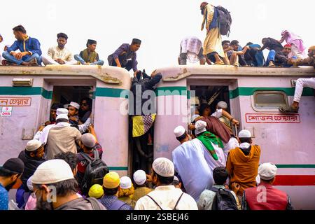 Dacca, Khulna, Bangladesh. 2 febbraio 2025. Esplora i treni più affollati del mondo in Bangladesh durante il pellegrinaggio musulmano. Il pellegrinaggio musulmano "Bishwa Ijtema" è il Congresso musulmano mondiale che si tiene in Bangladesh ogni anno a gennaio dal 1942. È la seconda più grande congregazione musulmana del mondo dopo il santo Hajj, più di 5 milioni di musulmani riuniti a Bishaw Ijtema. Tre giorni di attività di devoti che pregavano, pregavano sulla strada, discutevano di Islam, bagno, cucina e altri nell'area congressi. Durante il pellegrinaggio migliaia di devoti viaggiano su treni sovraffollati, tetti Foto Stock