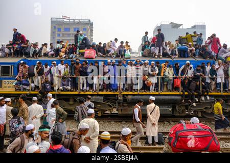 Dacca, Khulna, Bangladesh. 2 febbraio 2025. Esplora i treni più affollati del mondo in Bangladesh durante il pellegrinaggio musulmano. Il pellegrinaggio musulmano "Bishwa Ijtema" è il Congresso musulmano mondiale che si tiene in Bangladesh ogni anno a gennaio dal 1942. È la seconda più grande congregazione musulmana del mondo dopo il santo Hajj, più di 5 milioni di musulmani riuniti a Bishaw Ijtema. Tre giorni di attività di devoti che pregavano, pregavano sulla strada, discutevano di Islam, bagno, cucina e altri nell'area congressi. Durante il pellegrinaggio migliaia di devoti viaggiano su treni sovraffollati, tetti Foto Stock