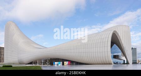 Baku, Azerbaigian - 7 maggio 2024: Heydar Aliyev Centre, progettato da Zaha Hadid, presenta l'architettura contemporanea con il suo design a forma d'onda Foto Stock