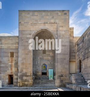 Baku, Azerbaigian - 10 maggio 2024: Il cortile del Palazzo degli Shirvanshah, che mostra la brillantezza architettonica e il significato storico della regione Foto Stock
