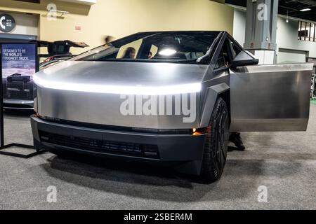 Washington, Stati Uniti. 31 gennaio 2025. Un Tesla Cybertruck del 2025 al Washington, DC Auto Show al Walter E. Washington Convention Center di Washington, DC Credit: SOPA Images Limited/Alamy Live News Foto Stock